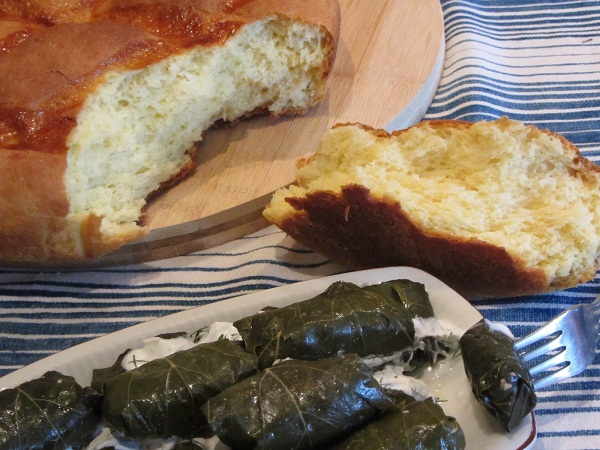 Лозови сармички с яйце и сирене