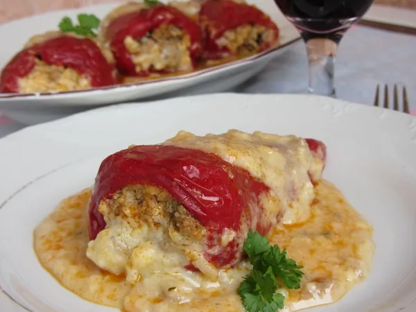 Пълнени чушки с кайма и ориз на фурна