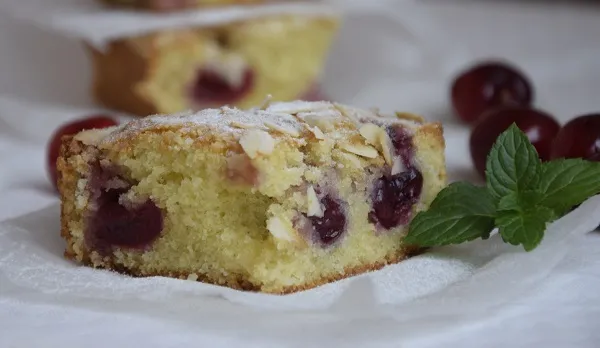Сладкиш с череши и бадеми
