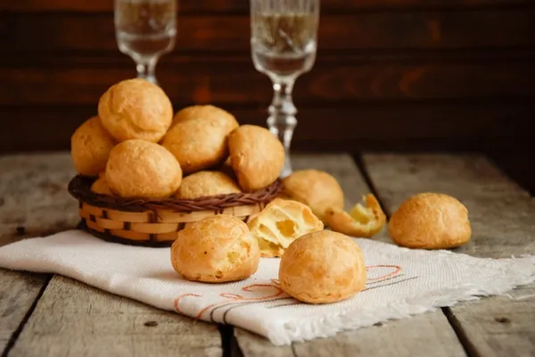 Солени еклери (гужер) с крем сирене и червени боровинки