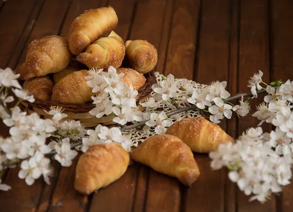 Козуначени кифлички с локум