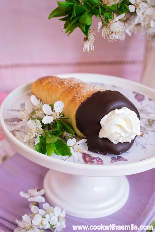 Козуначени фунийки с шоколад и сметана