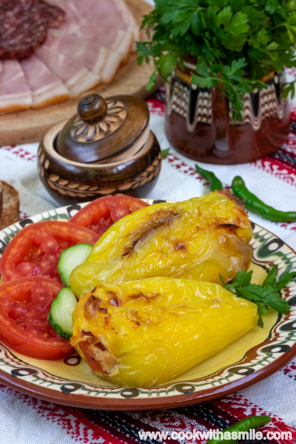печени-чушки-с-яйца-и-сирене